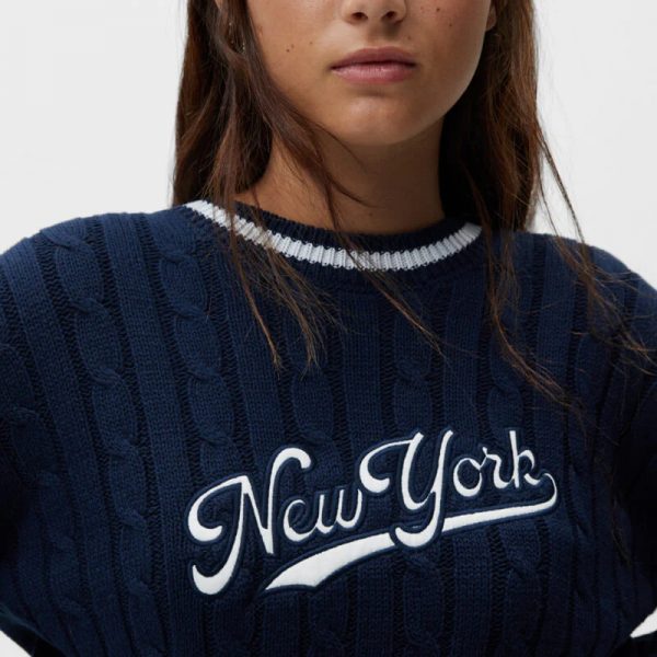 Sweatshirt with contrasting embroidery