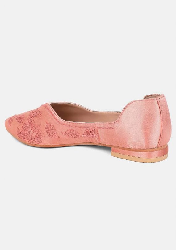 حذاء مسطح بمقدمة مدببة باللون الذهبي الوردي