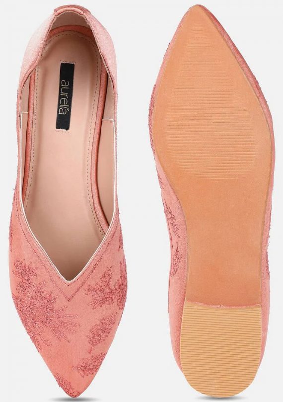 حذاء مسطح بمقدمة مدببة باللون الذهبي الوردي